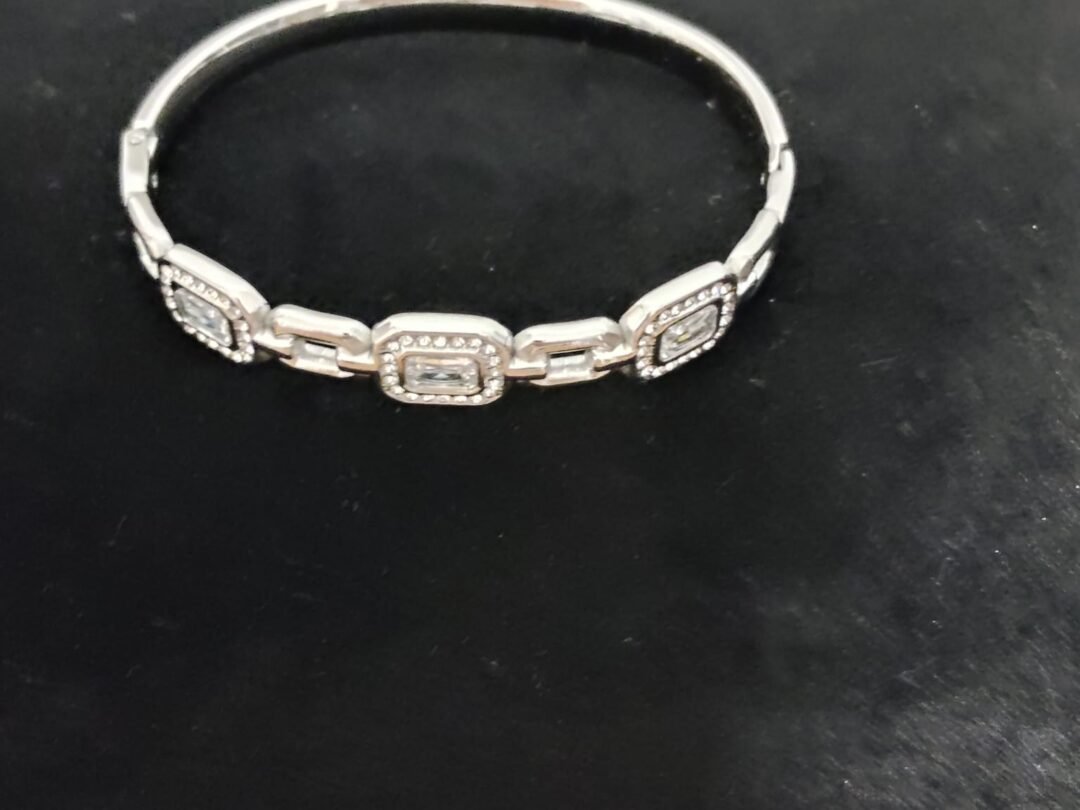 Ατσάλινο βραχιόλι σε χρυσό και ασημί χρώμα με λευκές πέτρες ζιργκόν