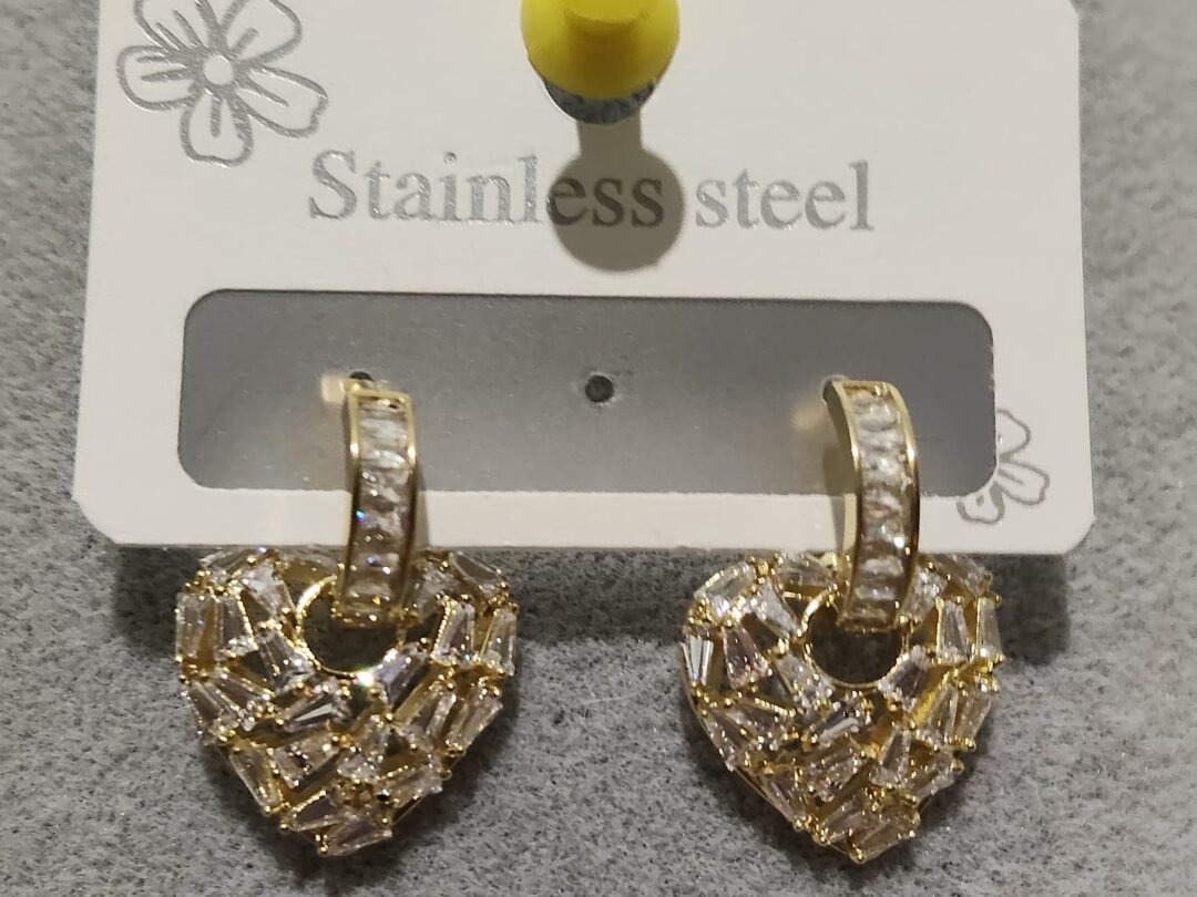 Ατσάλινα σκουλαρίκια σε σχήμα καρδιάς με ζιργκονάκια, σε χρυσό χρώμα