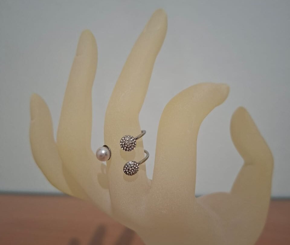 Ατσάλινο δαχτυλίδι σε ασημί χρώμα με ζιργκονάκια και πέρλα