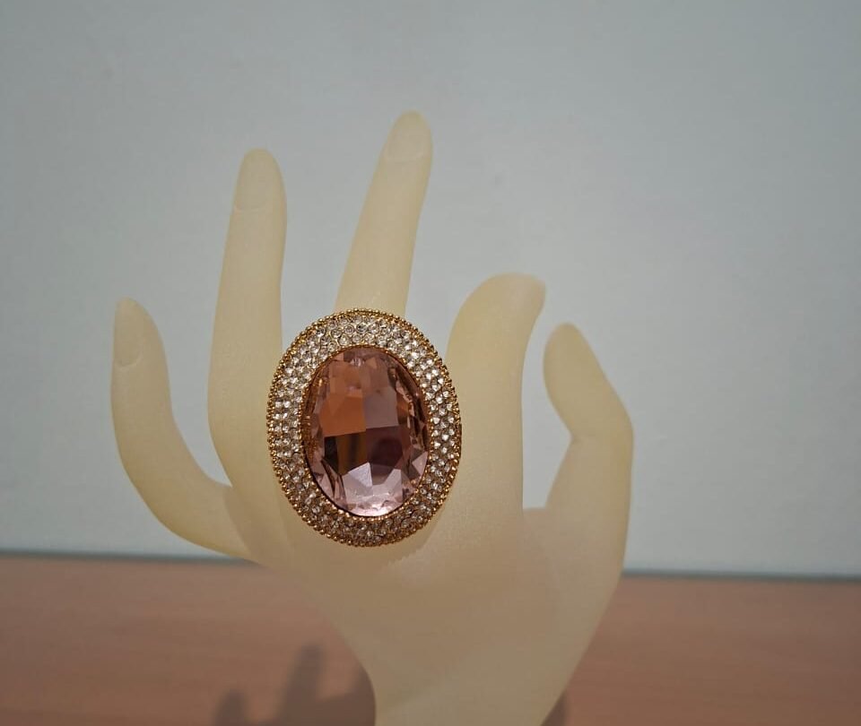 Δαχτυλίδι με μεγάλη πέτρα σε χρώμα ροζ