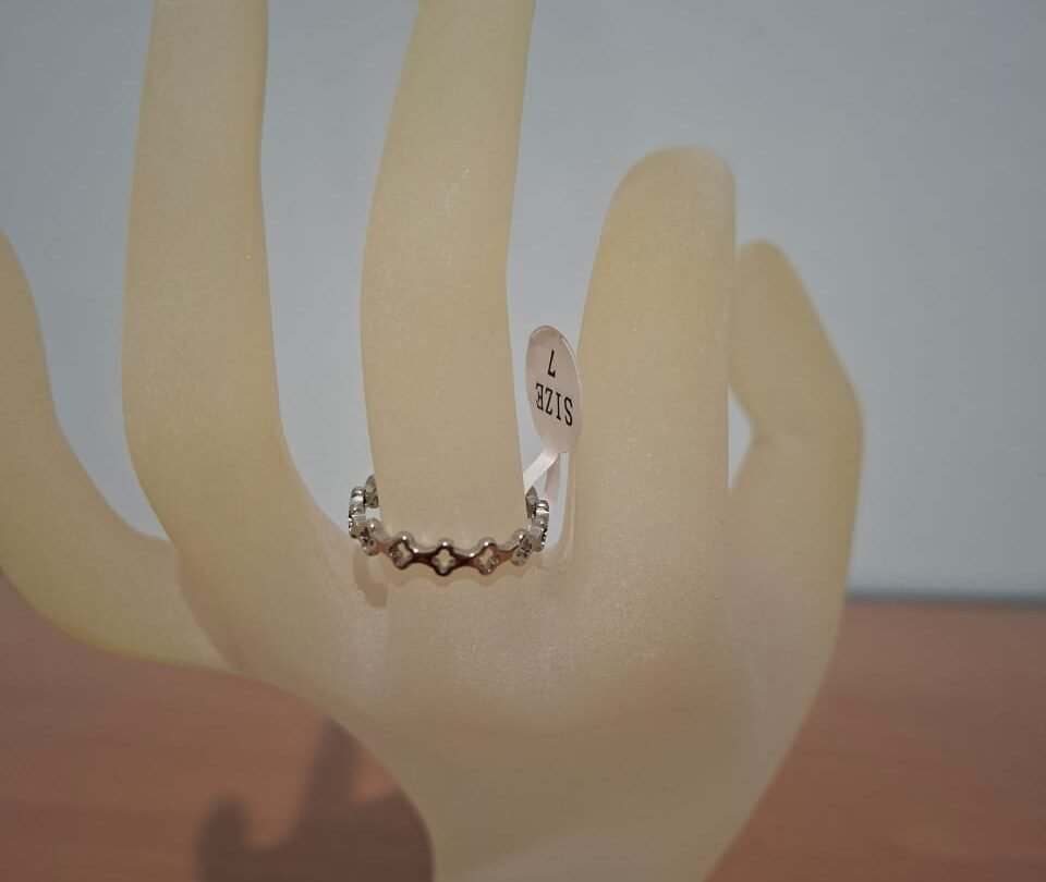 Δαχτυλίδι σε ασημί χρώμα