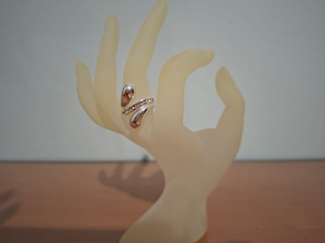 Δαχτυλίδι σε χρυσό και ασημί χρώμα με ζιργκονάκια σε σχέδιο δάκρυ