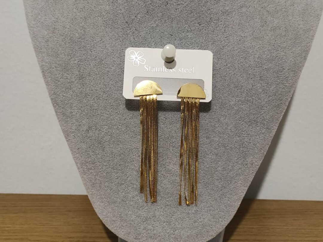 Μακριά σκουλαρίκια