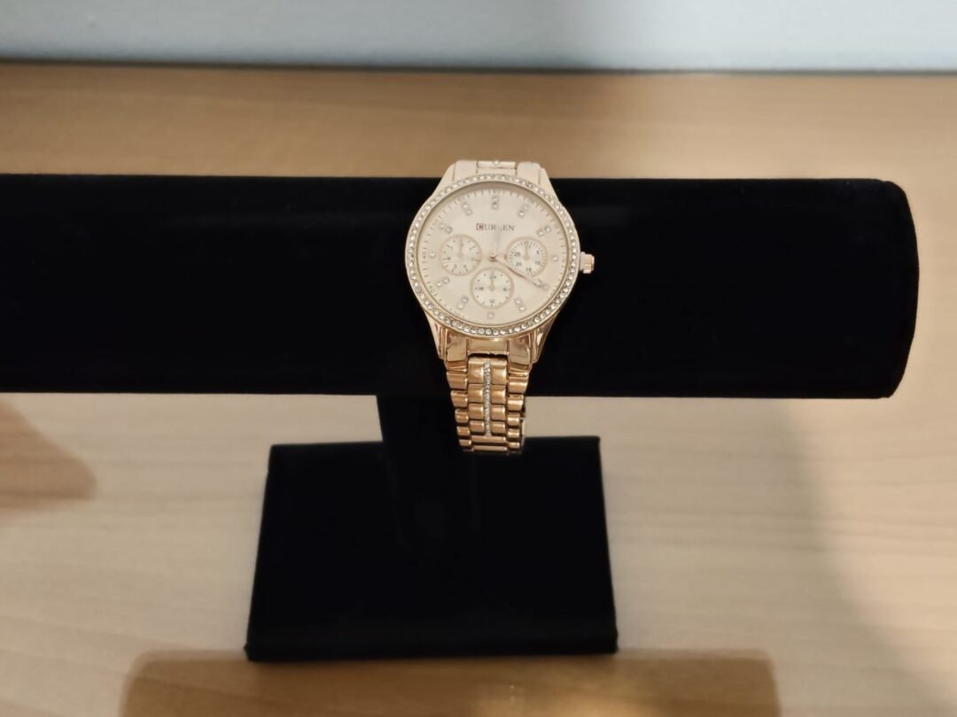 Ρολόι χειρός σε χρυσό χρώμα και ζιργκόν